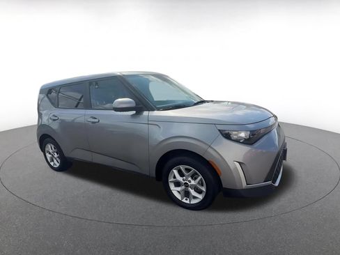 Used 2025 Kia Soul LX w/ LX Technology Package FWD image 2
