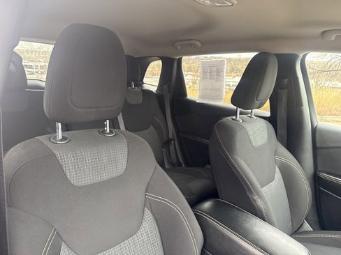 Used 2016 Jeep Cherokee Latitude w/ Cold Weather Group image 27