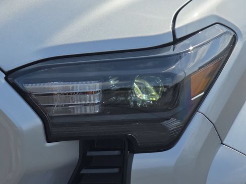 Used 2025 Toyota Tacoma SR5 AWD/4WD image 29