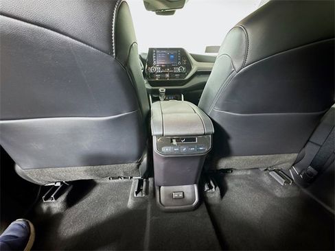 Used 2022 Toyota Highlander XLE image 28