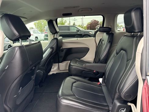 Used 2023 Chrysler Pacifica Touring-L FWD image 7