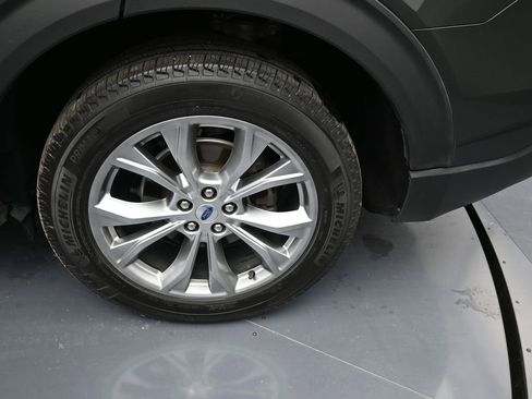 Used 2022 Ford Explorer XLT w/ Equipment Group 202A image 9