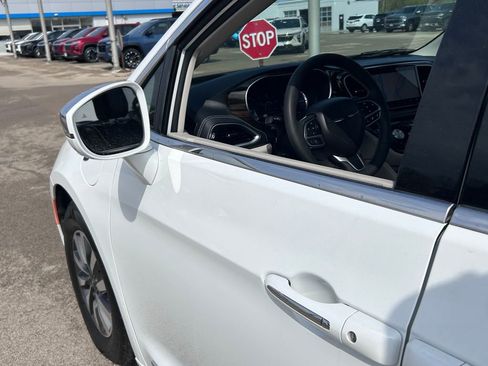 Used 2022 Chrysler Pacifica Limited FWD image 42