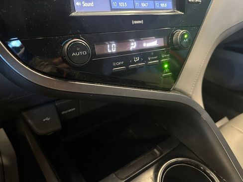 Used 2020 Toyota Camry SE FWD image 15
