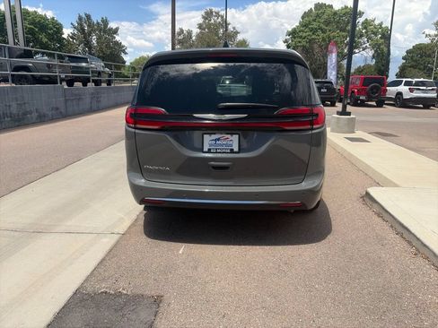 Used 2025 Chrysler Pacifica Select FWD image 6