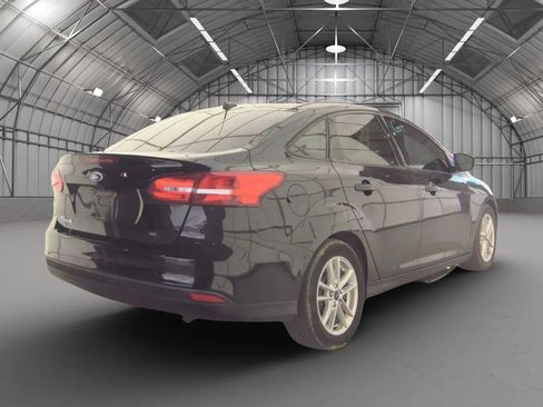 Used 2017 Ford Focus SE image 2