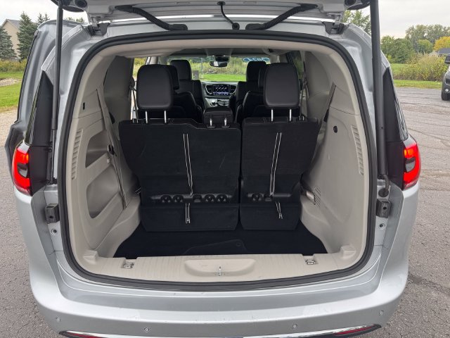Certified 2024 Chrysler Pacifica Touring-L FWD image 17