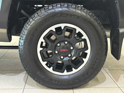 Certified 2025 Toyota Tacoma TRD Off-Road AWD/4WD image 8