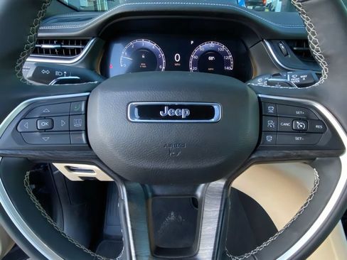 Used 2025 Jeep Grand Cherokee L Limited w/ Luxury Tech Group II AWD/4WD image 18