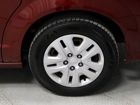 Used 2018 Dodge Grand Caravan SE w/ UConnect Hands-Free Group image 15