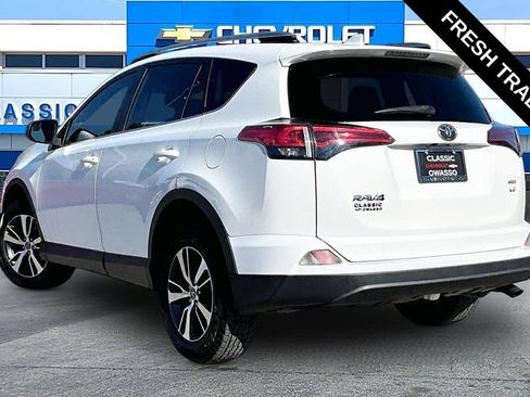 Used 2018 Toyota RAV4 LE AWD/4WD image 3