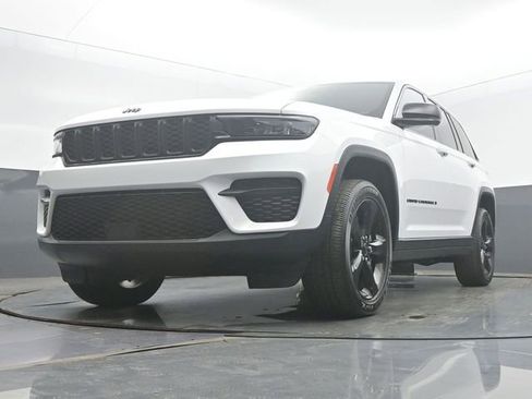Used 2023 Jeep Grand Cherokee Altitude AWD/4WD image 44