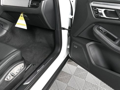 Certified 2026 Porsche Macan AWD/4WD image 26