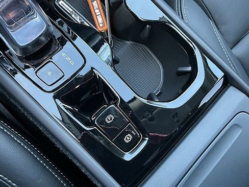 Used 2025 Volvo XC40 B5 Plus image 24