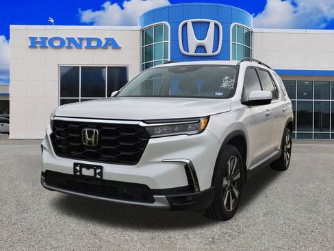 Used 2025 Honda Pilot Touring image 5