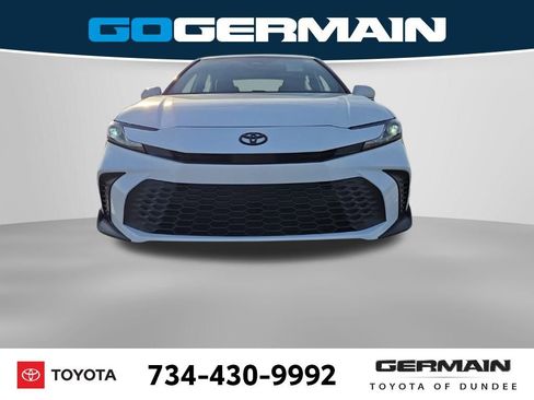 Used 2025 Toyota Camry SE image 3