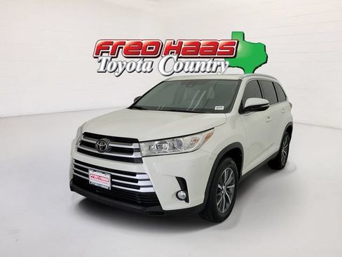 Used 2019 Toyota Highlander XLE FWD image 1