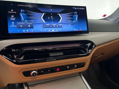 New 2025 BMW 330i xDrive Sedan w/ Convenience Package image 27