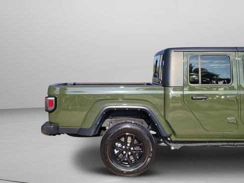Used 2021 Jeep Gladiator Sport image 30