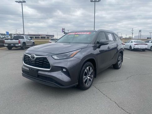 Used 2023 Toyota Highlander XLE image 3