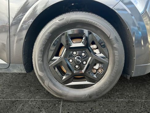 Used 2025 Kia Carnival image 9