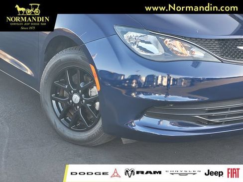 Used 2017 Chrysler Pacifica LX FWD image 3