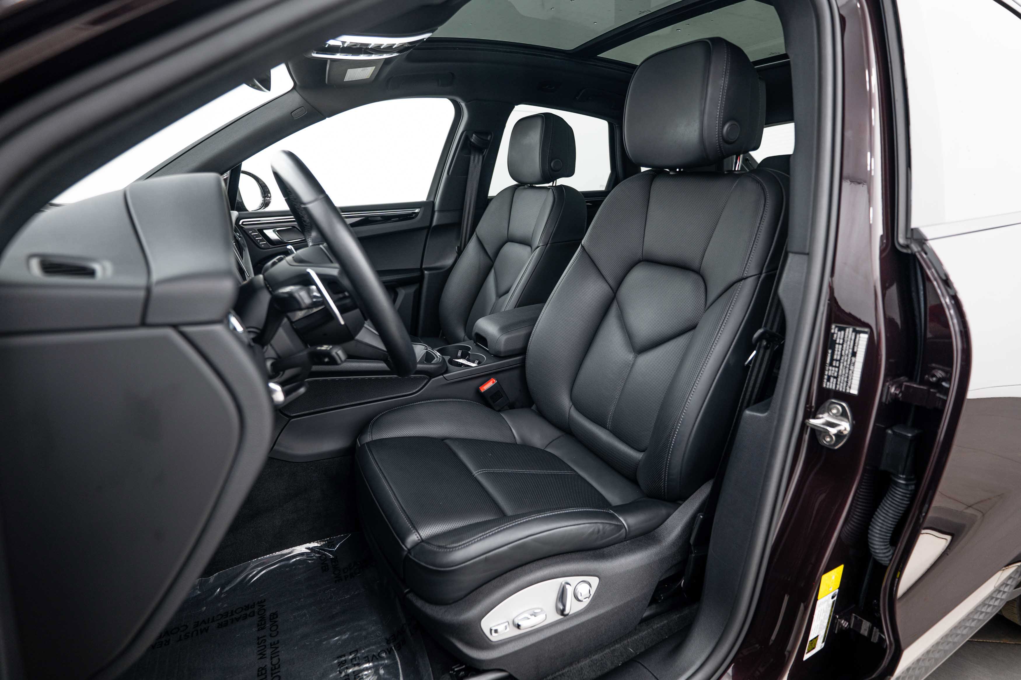 Certified 2023 Porsche Macan AWD/4WD image 5