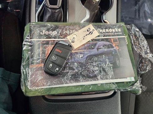 Used 2020 Jeep Grand Cherokee Laredo AWD/4WD image 27