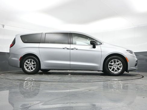 Used 2024 Chrysler Pacifica Touring-L image 42