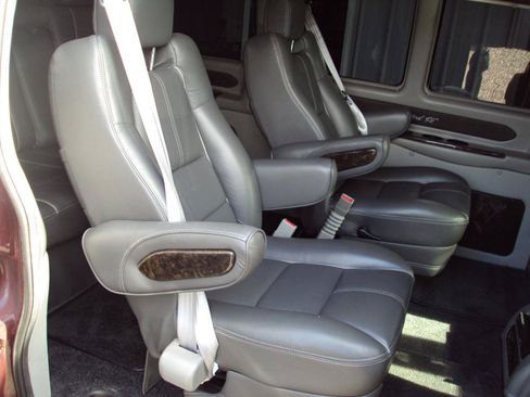 Used 2017 Chevrolet Express 2500 RWD image 19