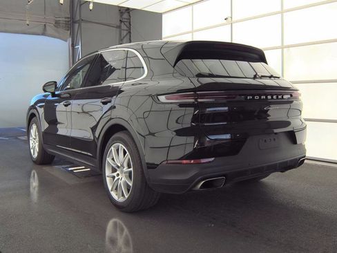 Used 2024 Porsche Cayenne w/ Premium Package AWD/4WD image 3