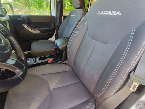 Used 2018 Jeep Wrangler Unlimited Sahara w/ Connectivity Group AWD/4WD image 27