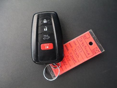 Used 2022 Toyota Highlander XLE FWD image 51