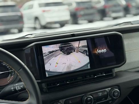 Used 2024 Jeep Wrangler Unlimited image 2