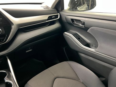 Used 2022 Toyota Highlander LE image 11