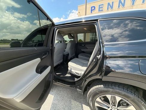 Used 2024 Toyota Highlander XLE AWD/4WD image 14