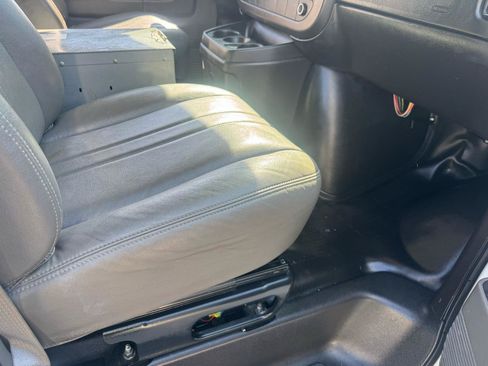 Used 2010 Chevrolet Express 1500 RWD image 17