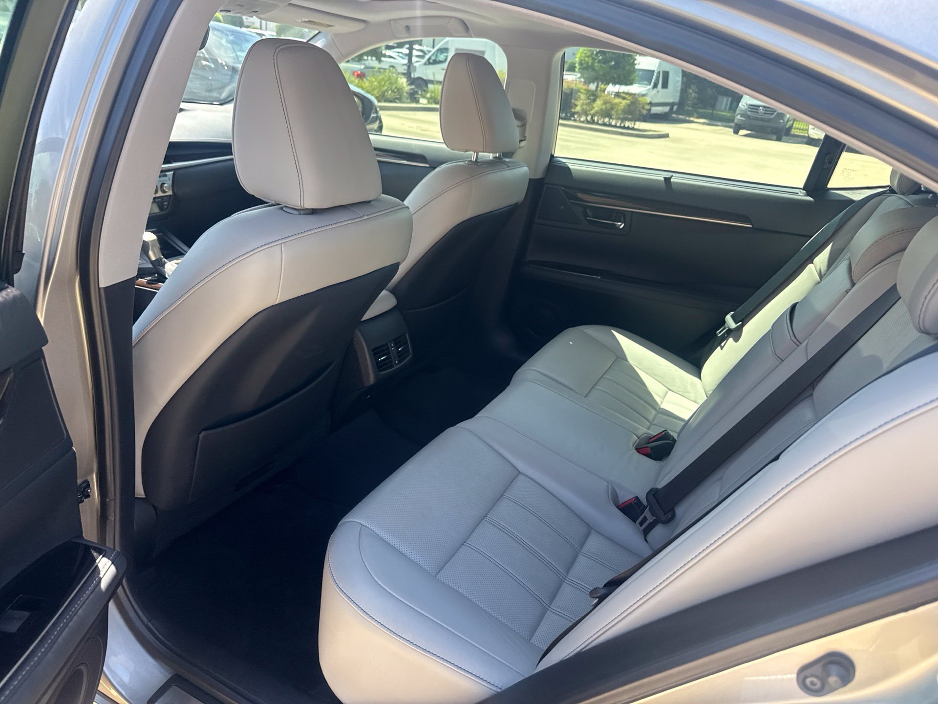 Used 2017 Lexus ES 350 w/ Ultra Luxury Package FWD image 10