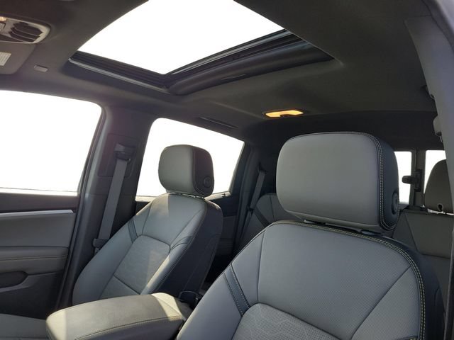 Used 2026 Chevrolet Colorado ZR2 w/ Technology Package AWD/4WD image 7
