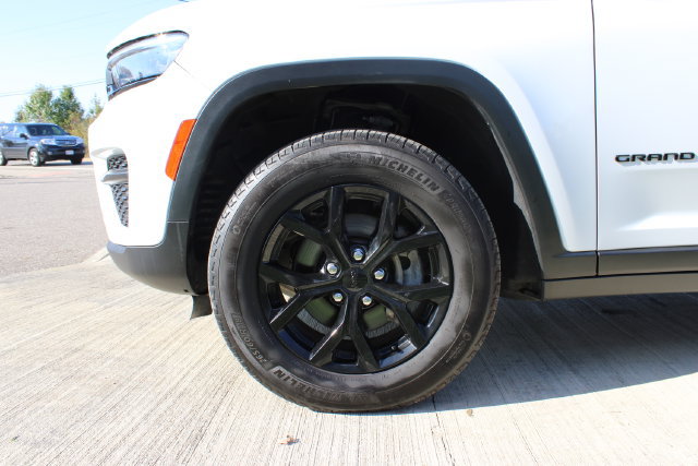 Used 2024 Jeep Grand Cherokee Altitude AWD/4WD image 25