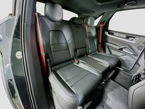 Certified 2026 Porsche Cayenne AWD/4WD image 29