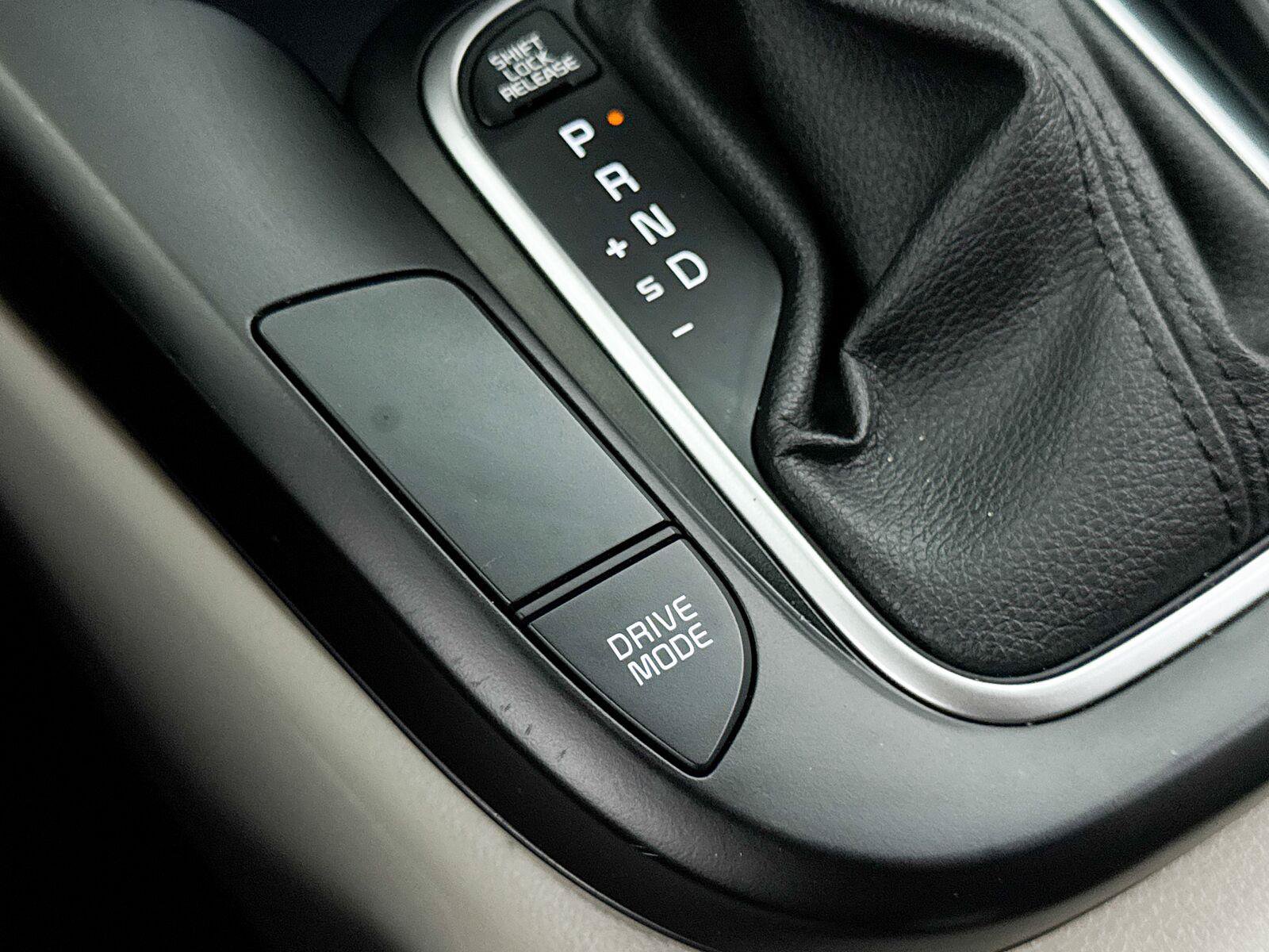 Used 2025 Kia Soul LX w/ LX Technology Package FWD image 8