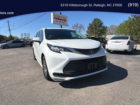 Used 2021 Toyota Sienna LE image 1