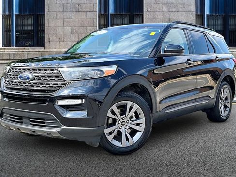Used 2022 Ford Explorer XLT w/ Equipment Group 202A AWD/4WD image 2