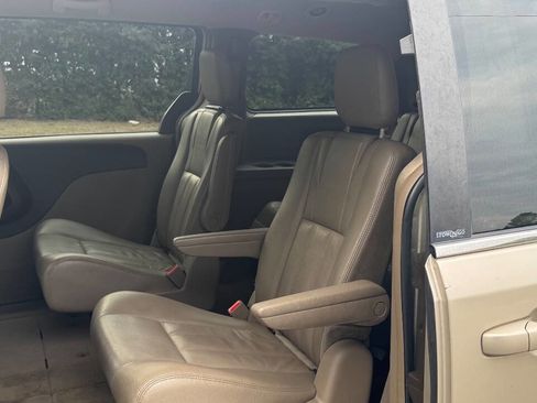 Used 2014 Chrysler Town & Country Touring FWD image 10