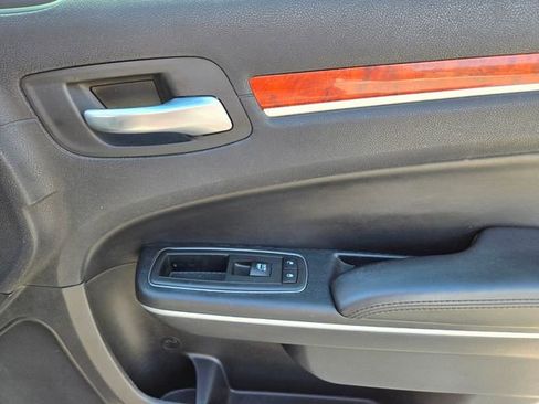 Used 2014 Chrysler 300 image 22
