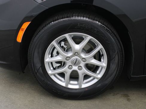 Used 2024 Chrysler Pacifica Touring image 29