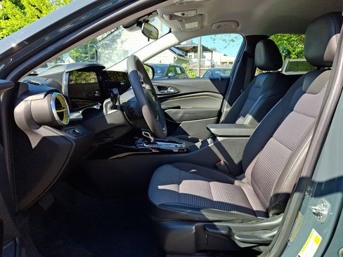 Used 2025 Chevrolet Trax LT FWD image 21