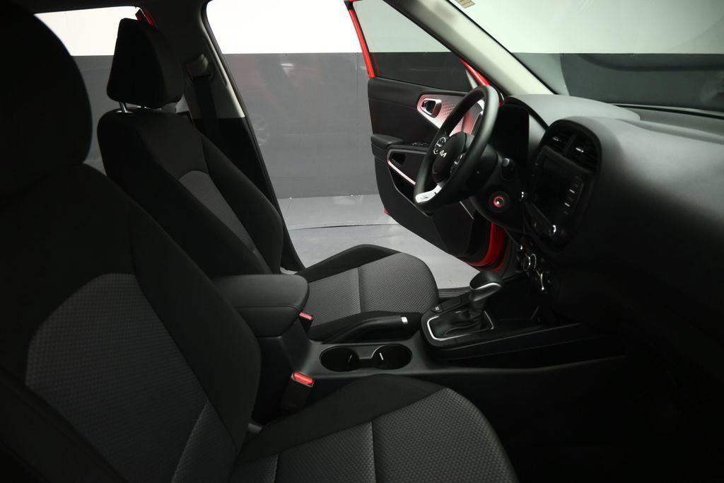 Used 2025 Kia Soul LX w/ LX Technology Package FWD image 56