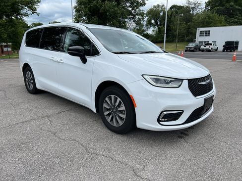 Used 2024 Chrysler Pacifica Limited FWD image 2